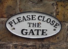 Please Close The Gate Sign - White (SKU1085)